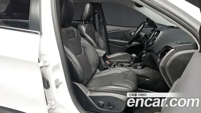 Jeep Cherokee 2020 — Photo 31/33