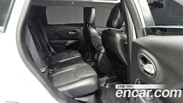 Jeep Cherokee 2020 — Photo 18/33