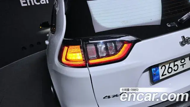 Jeep Cherokee 2020 — Photo 30/33