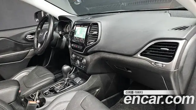 Jeep Cherokee 2020 — Photo 29/33