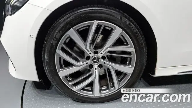 Mercedes-Benz E-Class 2024 — ფოტო 21/31