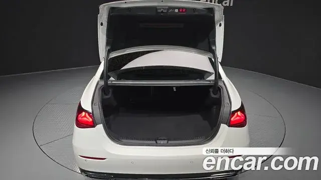 Mercedes-Benz E-Class 2024 — ფოტო 7/31