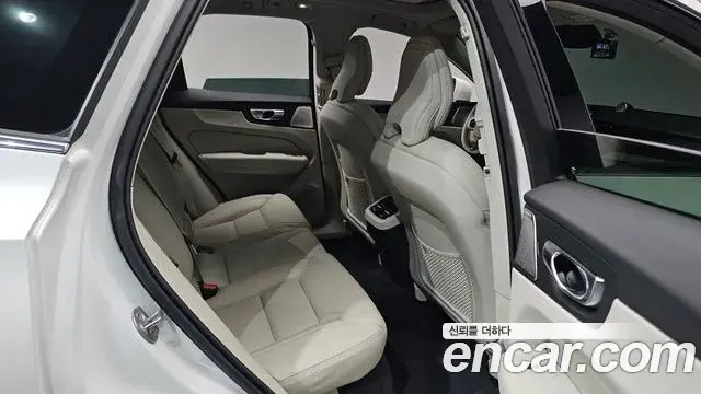 Volvo XC60 2025 — Фото 11/20
