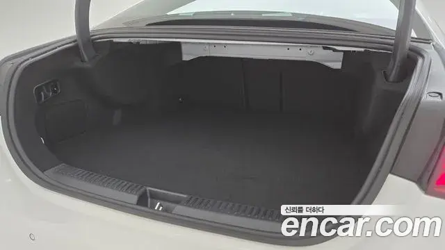 Mercedes-Benz E-Class 2025 — Photo 13/18
