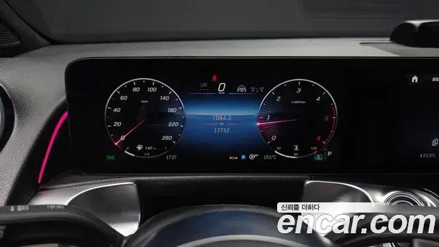 Mercedes-Benz GLB-Class 2024 — Photo 12/31
