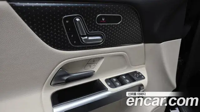 Mercedes-Benz GLB-Class 2024 — Photo 20/31