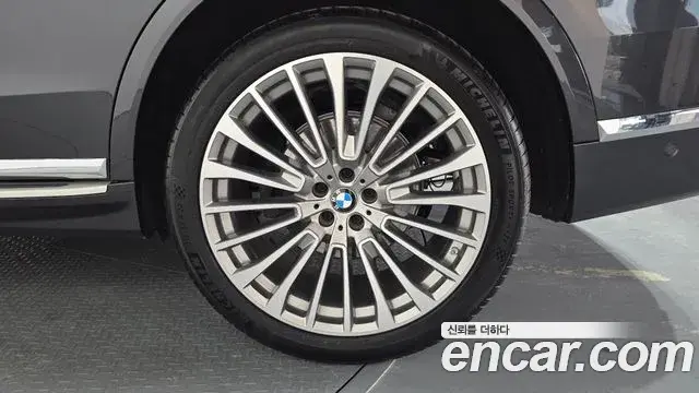 BMW X7 2022 — ფოტო 21/34