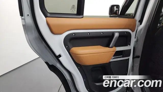Land Rover Defender 2024 — Photo 26/32