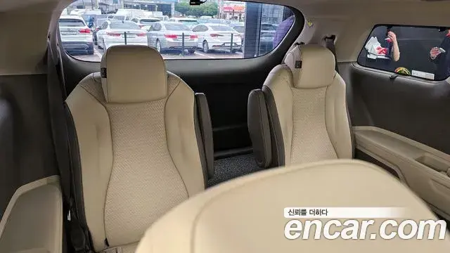 Kia Carnival 2021 — Şəkil 17/34