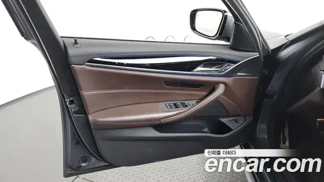 BMW 5 Series 2019 — Şəkil 2/33