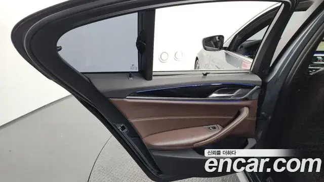 BMW 5 Series 2019 — Şəkil 9/33