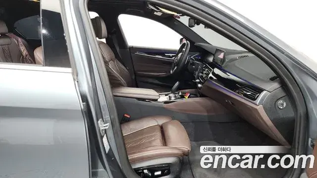 BMW 5 Series 2019 — Şəkil 33/33