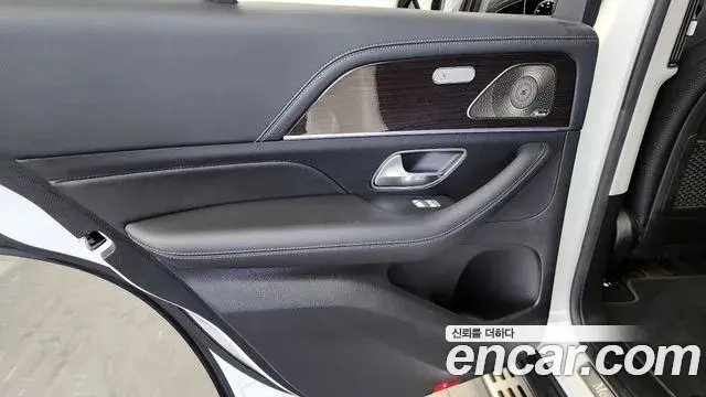 Mercedes-Benz GLE-Class 2022 — Photo 29/33