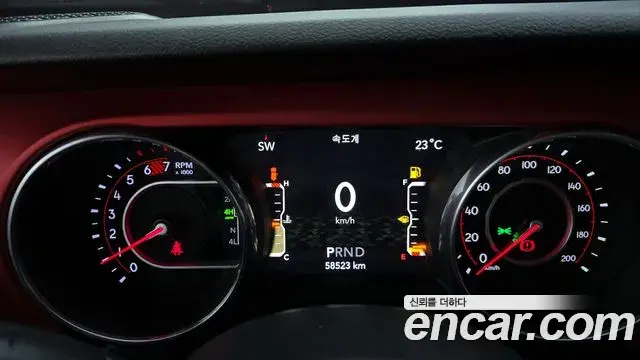 Jeep Wrangler 2018 — ფოტო 24/32