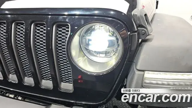 Jeep Wrangler 2018 — ფოტო 26/32