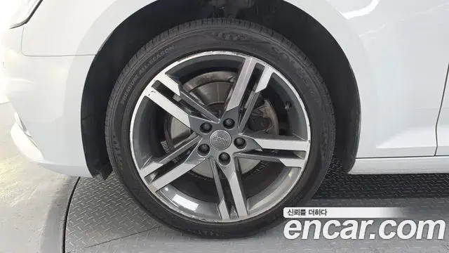 Audi A4 2019 — ფოტო 28/35