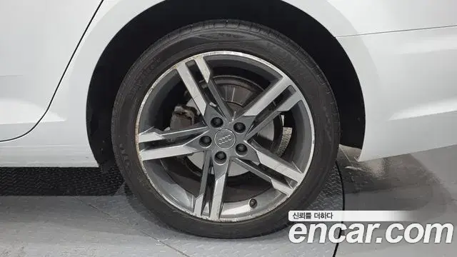 Audi A4 2019 — ფოტო 3/35