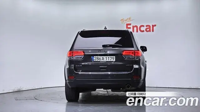 Jeep Grand Cherokee 2021 — Photo 17/24