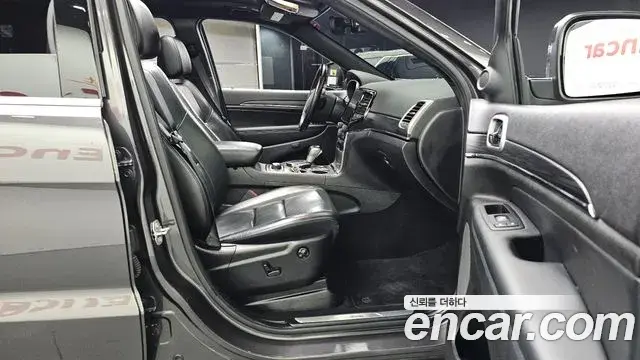 Jeep Grand Cherokee 2021 — Photo 23/24