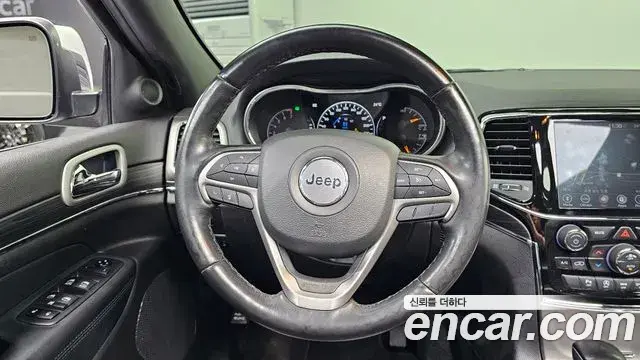 Jeep Grand Cherokee 2021 — Photo 18/24