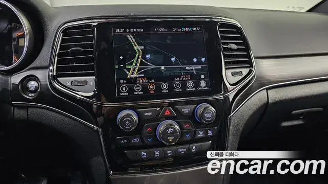 Jeep Grand Cherokee 2021 — Photo 3/24