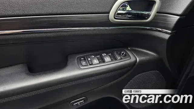 Jeep Grand Cherokee 2021 — Photo 1/24
