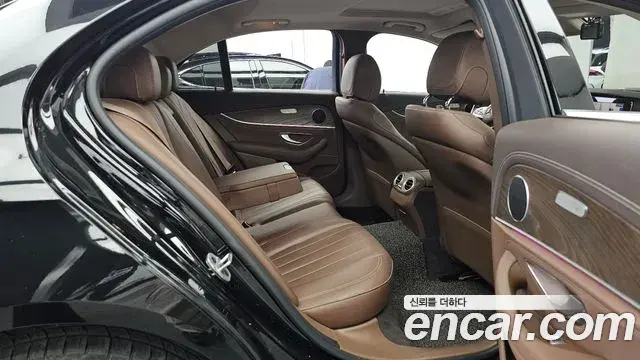 Mercedes-Benz E-Class 2020 — Фото 12/20