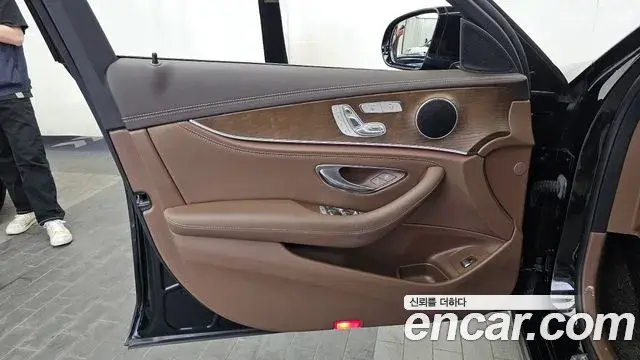 Mercedes-Benz E-Class 2020 — Şəkil 31/33