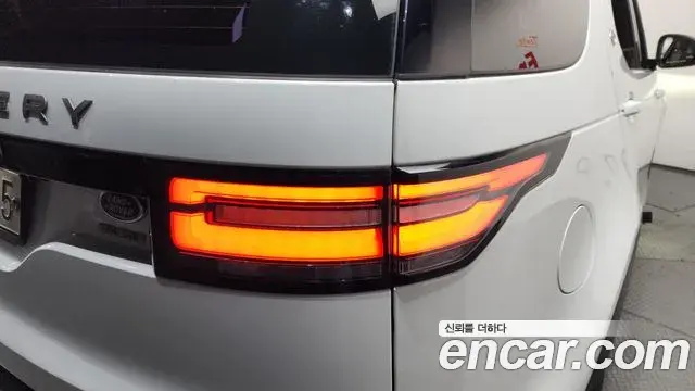 Land Rover Discovery 5 2019 — ფოტო 30/39