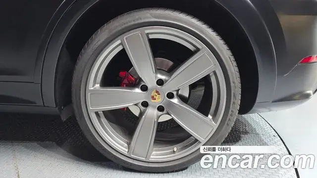 Porsche Cayenne 2023 — Photo 17/34