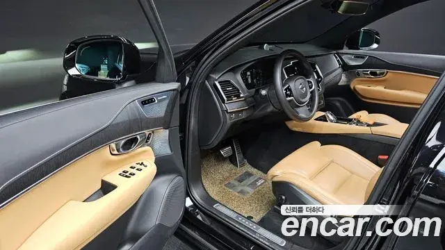 Volvo XC90 2021 — Photo 17/31