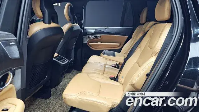 Volvo XC90 2021 — Photo 28/31