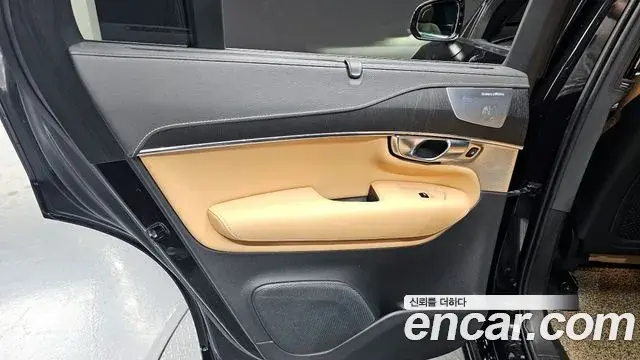 Volvo XC90 2021 — Photo 25/31