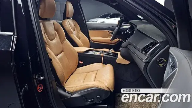 Volvo XC90 2021 — Photo 18/31