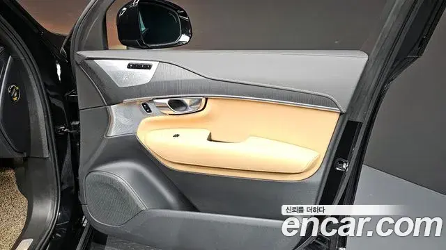 Volvo XC90 2021 — Photo 15/31