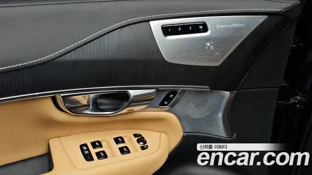Volvo XC90 2021 — Photo 20/31