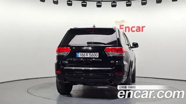 Jeep Grand Cherokee 2018 — ფოტო 16/20