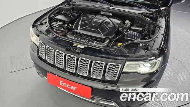 Jeep Grand Cherokee 2018 — ფოტო 14/20