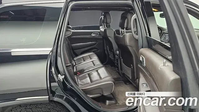 Jeep Grand Cherokee 2018 — ფოტო 19/20