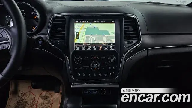 Jeep Grand Cherokee 2018 — ფოტო 15/20