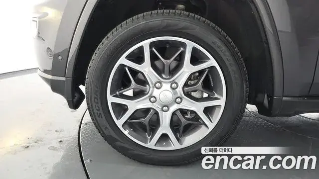 Jeep Grand Cherokee 2019 — Photo 1/20