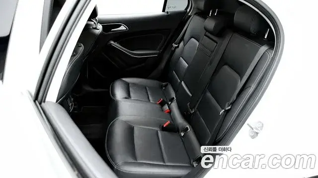 Mercedes-Benz GLA-Class 2019 — ფოტო 14/20