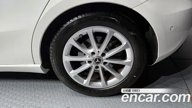Mercedes-Benz A-Class 2020 — ფოტო 8/33