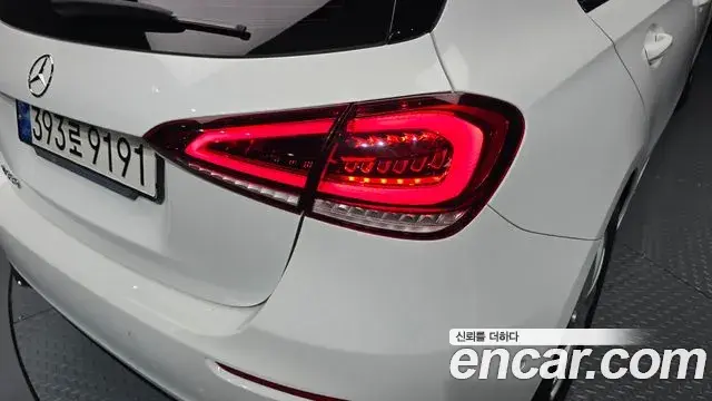 Mercedes-Benz A-Class 2020 — ფოტო 4/33