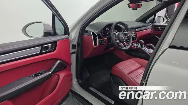 Porsche Cayenne 2023 — Photo 19/20