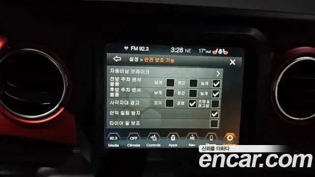 Jeep Wrangler 2021 — ფოტო 25/30