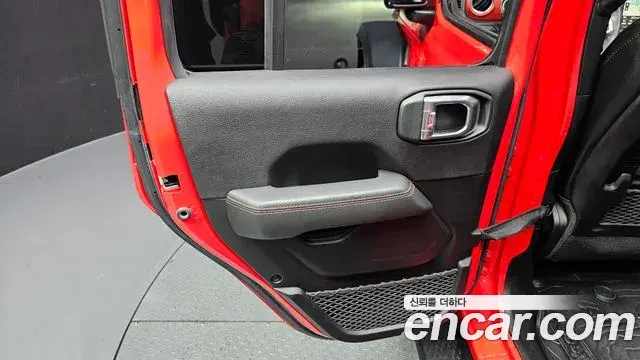 Jeep Wrangler 2021 — ფოტო 29/30