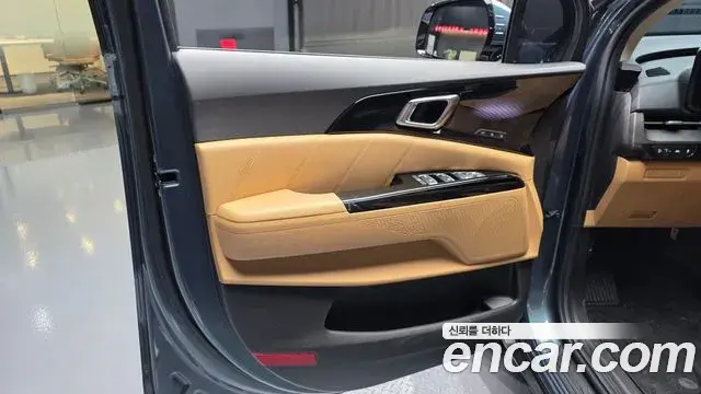 Kia Carnival 2023 — ფოტო 19/35