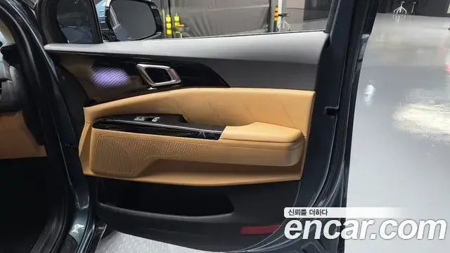 Kia Carnival 2023 — ფოტო 22/35