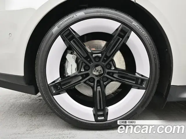 Porsche Taycan 2025 — Photo 17/20